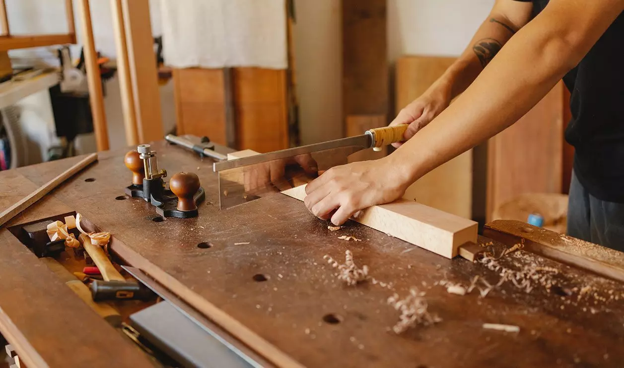 carpintero cortando Muebles a medida Soria