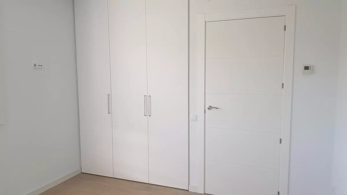 puerta y armarios empotrados blancos Armarios empotrados Soria