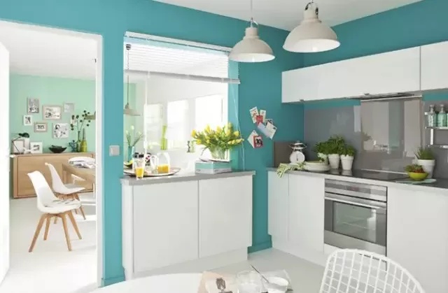 cocina blanca paredes de color azul